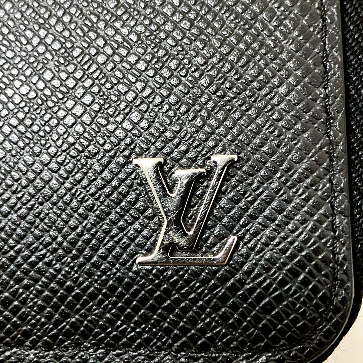 Louis Vuitton Taiga Zippy Wallet Vertical Round Zip Long Wallet Black - Pre-owned