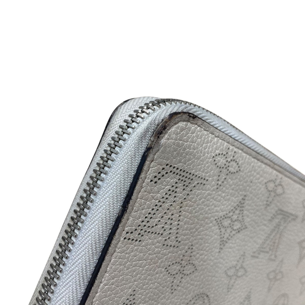 Louis Vuitton Zippy Wallet Mahina Monogram Ivory - Pre-owned
